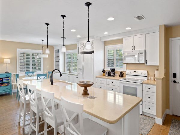 Charming Vacation Rental in Sanibel Island - Book Now!